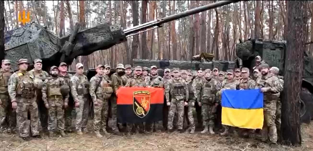 PHOTO: Sweden extends financial and military aid to Ukraine in its struggle against Russian aggression. Pictured are Ukrainian military personnel from the 45th Artillery Brigade alongside the self-propelled howitzer "Archer." SOURCE: Video screenshot from the Armed Forces of Ukraine