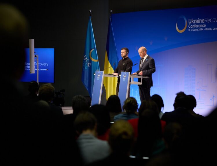 Olaf Scholz (right) and Volodymyr Zelensky during URC-2024