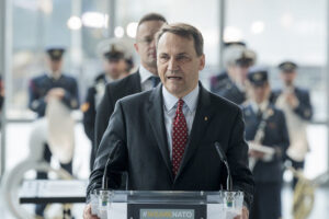 Polish Foreign Minister Sikorski Urges EU to Lift Restrictions on Ukraine's Use of Long-Range Weapons.
