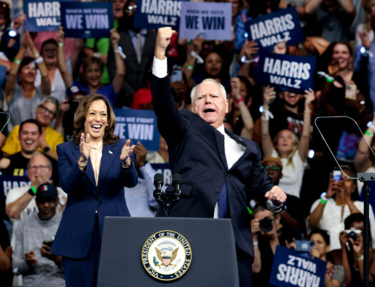 Kamala Harris and Tim Walz foto