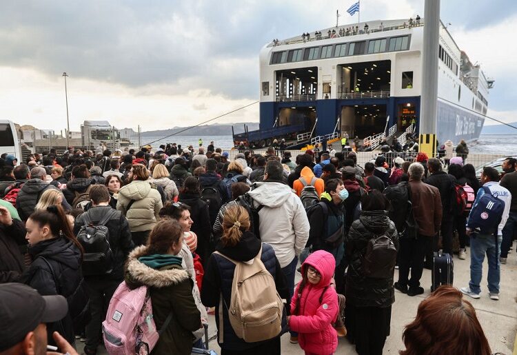 People Flee Greek Island of Santorini Amid Wave of Earthquakes